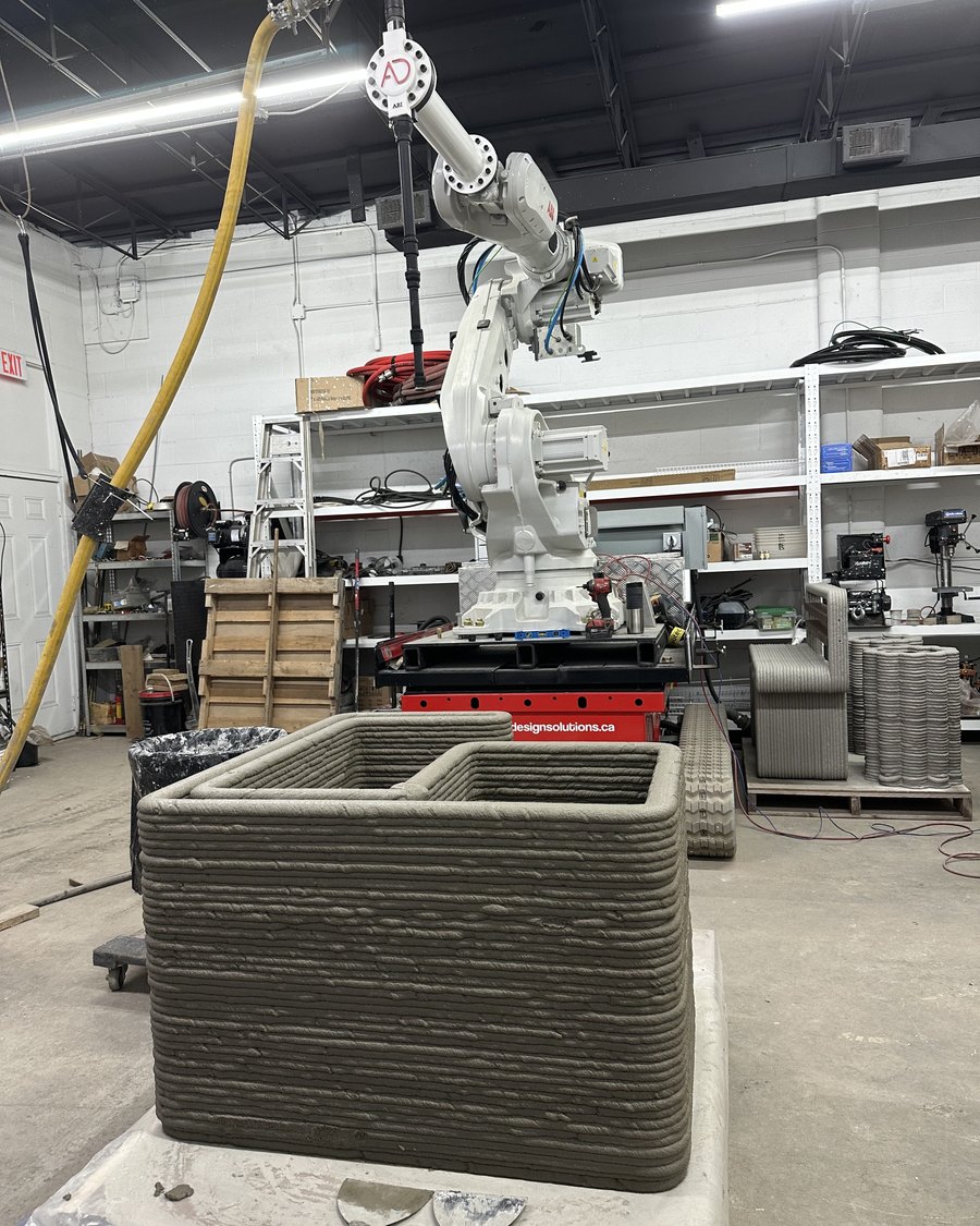 Robot printing the desk